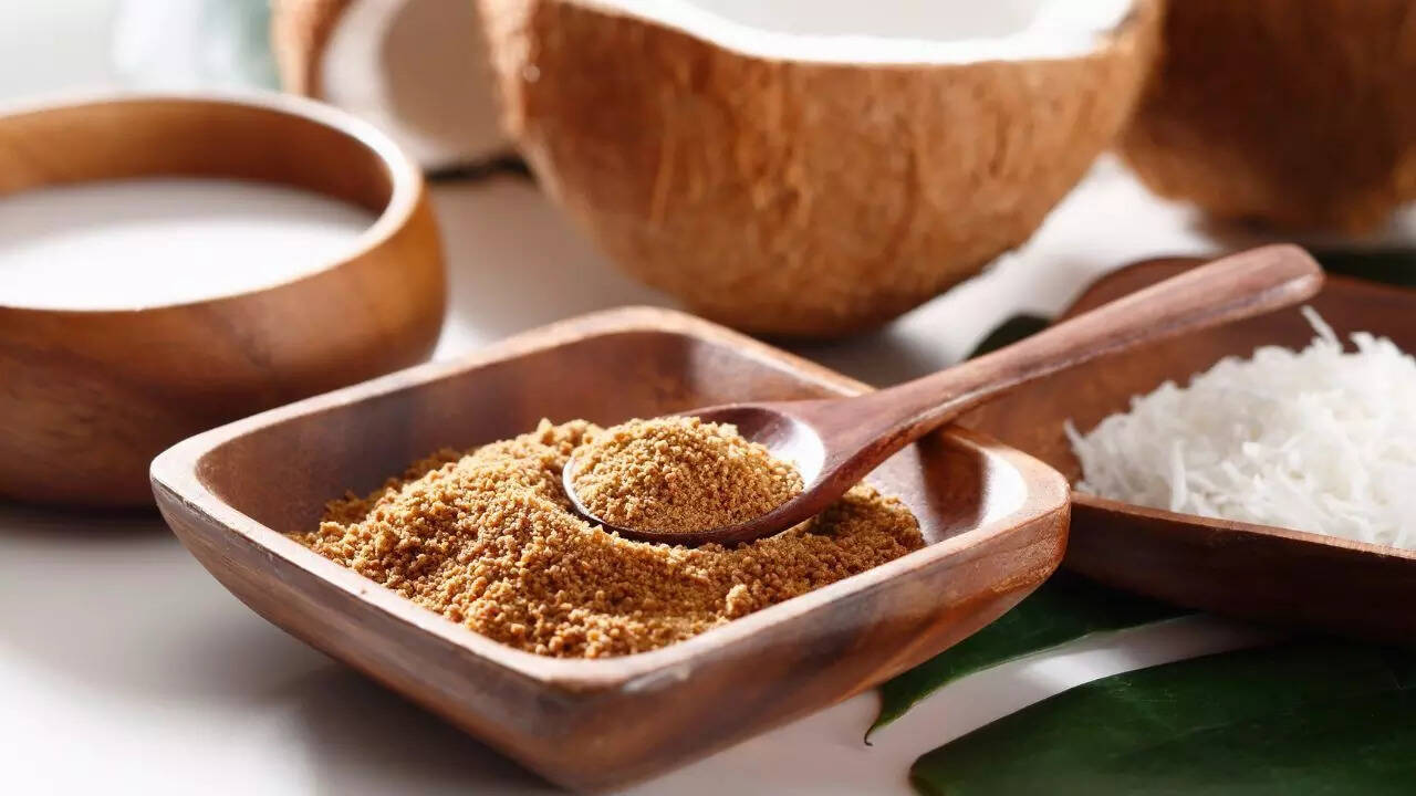 ஆழ்ந்த ஊட்டச்சத்துக்காக பழுப்பு சர்க்கரை மற்றும் தேங்காய் எண்ணெய் ஸ்க்ரப்