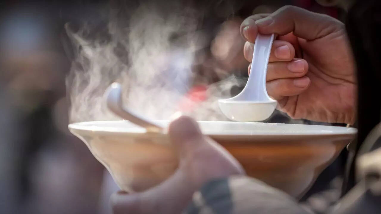 இயற்கையான சிதைவுக்கு மசாலா தேநீர் அல்லது சூடான சூப்