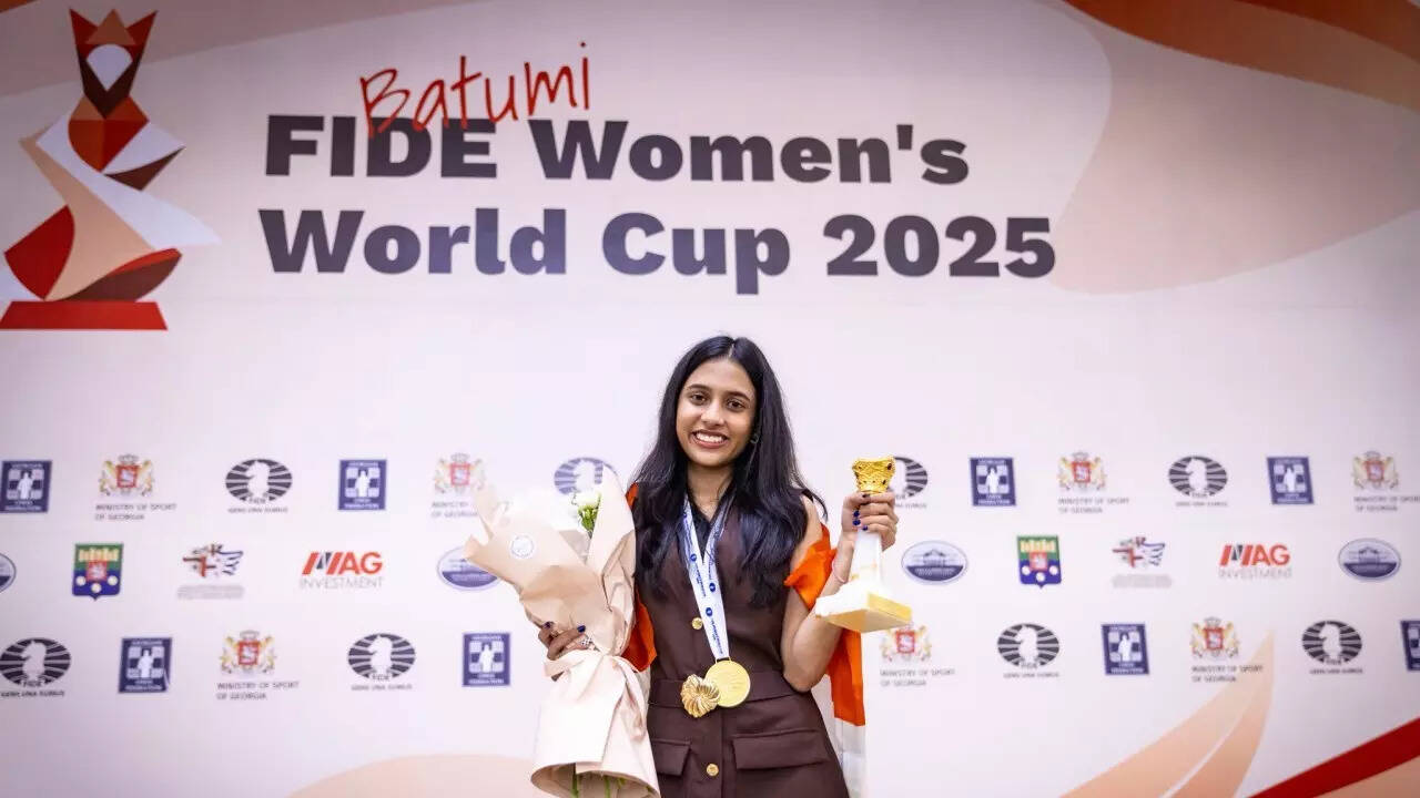 Divya Deshmukh at Podium after winning the gold medal in the Fid Women's Chess World Cup. (Image: X/Fid) Divya-Deshmukh-Chaswak