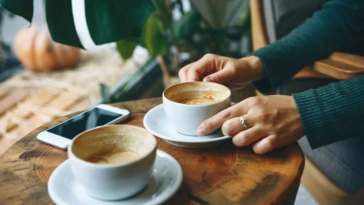 Drinking coffee or tea with added sugar before eating