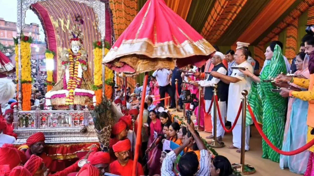 F​or the first time in 298 years of the royal Teej procession, women priests performed the sacred aarti of Teej Mata. Female entrepreneurs inaugurated the Teej Fair, while cultural tableaux designed by women adorned the city’s streets, turning tradition into transformation.​