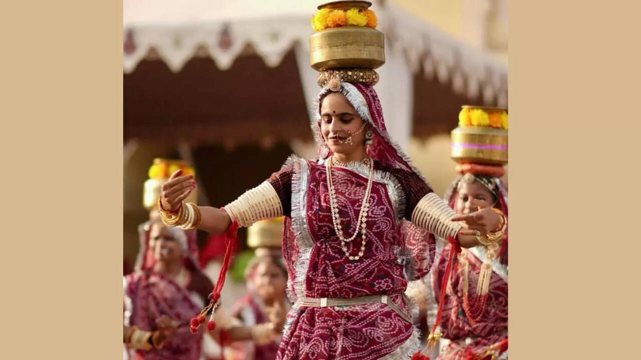 ​Traditional performances like Kalbeliya, Ghoomar, Chari, Kachhi Ghodi, Puppetry, and Hela Khyal infused the procession with the musical and rhythmic soul of Rajasthan, enchanting even international tourists who responded with spontaneous applause and delight.​