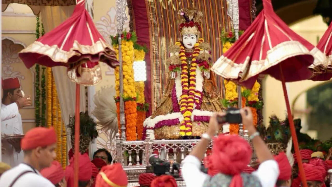 ​ The royal procession of Teej Mata started from the Zenana Deorhi of City Palace, passing through Tripolia Gate, Chhoti Chaupad, Chogan Stadium, and concluded at Pondrik Udyan.​