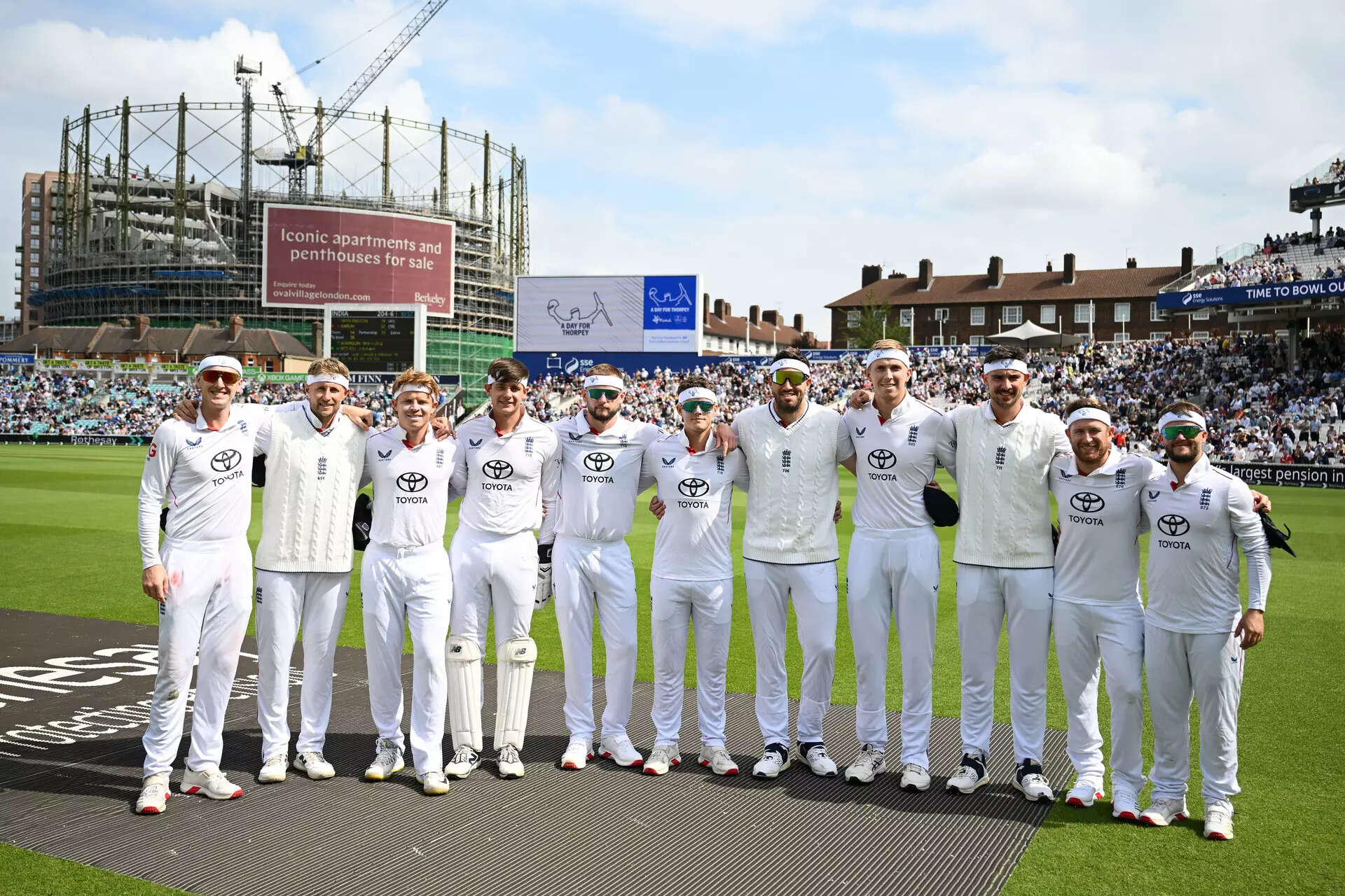 England players wear headbands in memory of ex England player and coach Graham Thorpe during Day Two of the 5th Test vs India at The Oval (Photo by Gareth Copley/Getty Images) England v India - 5th Rothesay Test Match: Day Two