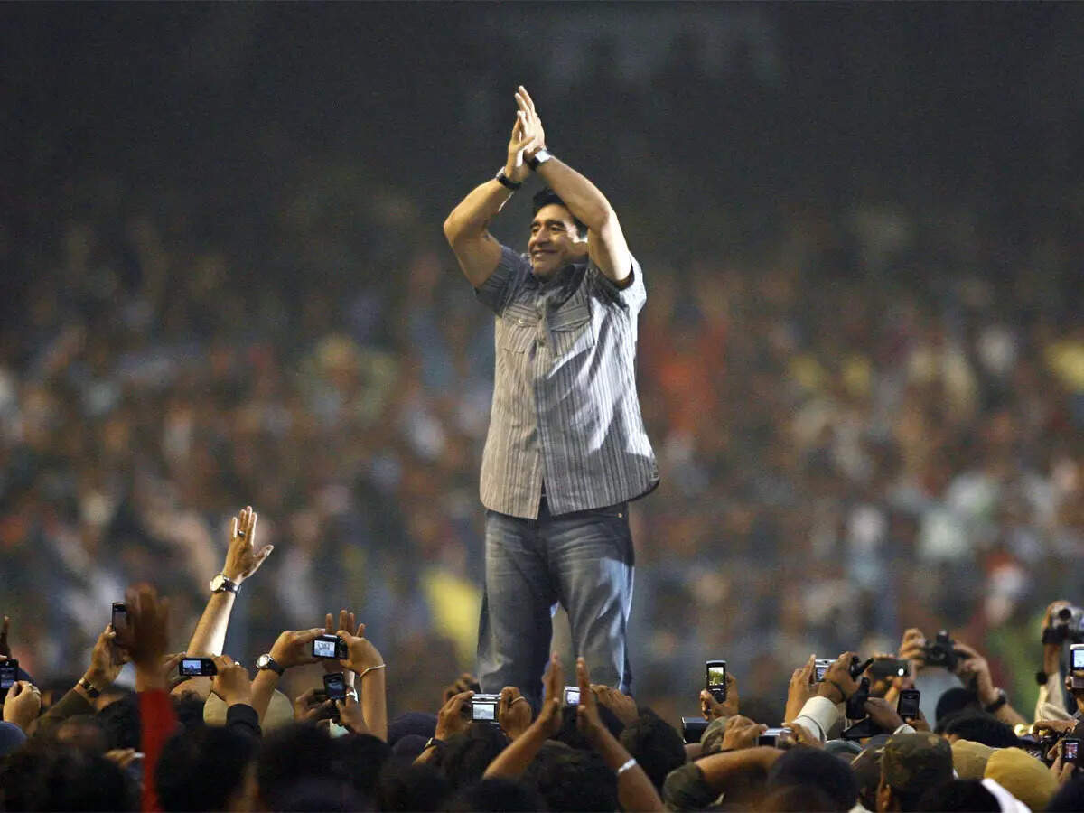 Diego Maradona in Kolkata (TOI Photo) Ent9Lu_UcAAwd_k.