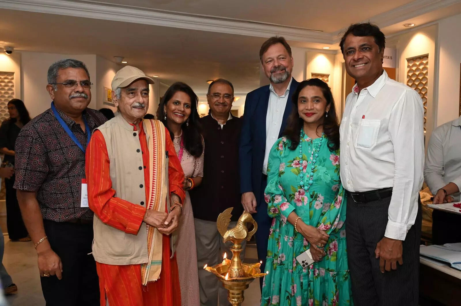 Lighting the lamp by chief guests with co-founders at ARTIX 4.0 Lighting the lamp by chief guests with co-founders at ARTIX 4.0