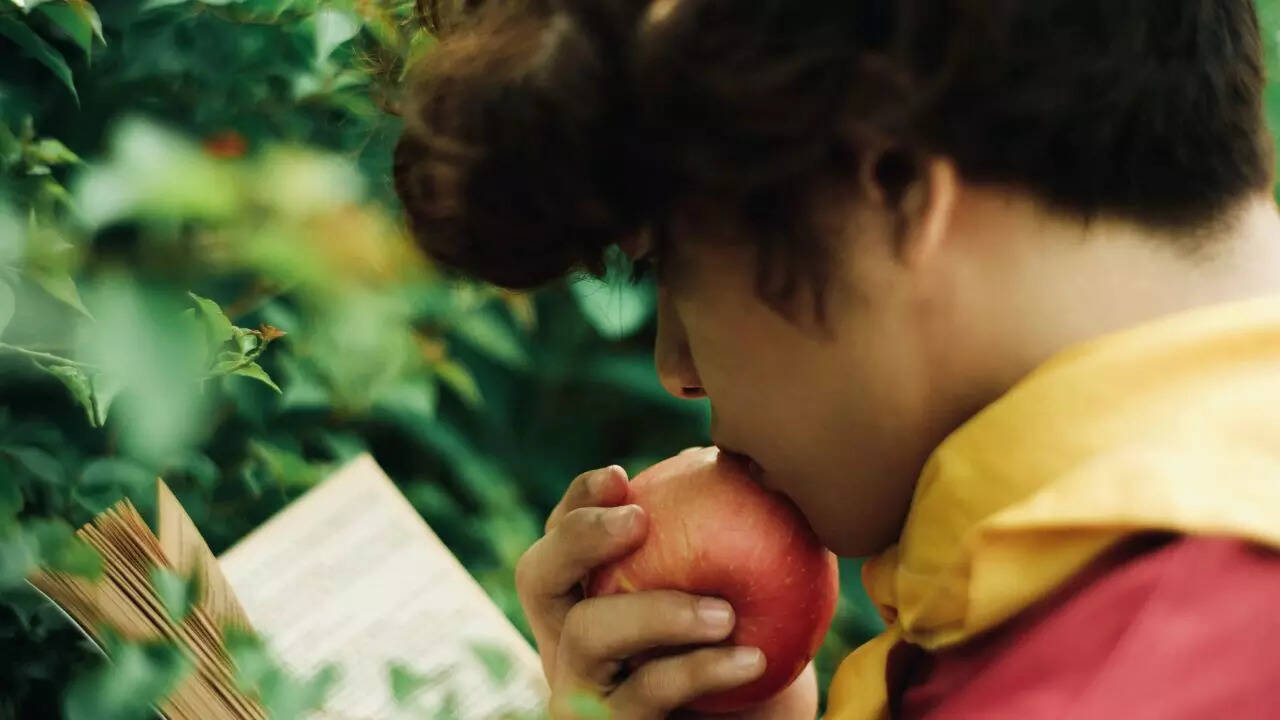Benefits of applying apple at bedtime