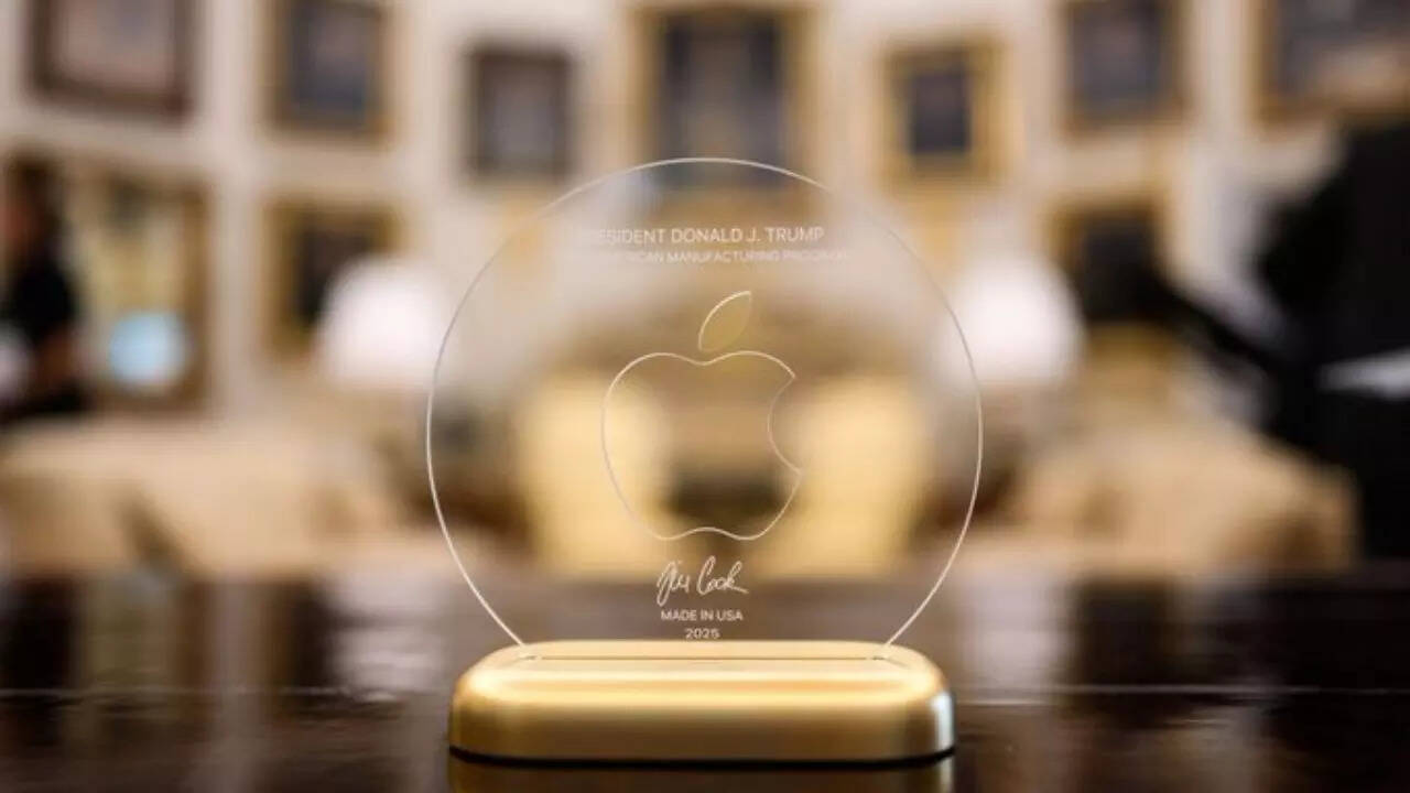 Netizens react to Tim Cook's gift to Donald Trump