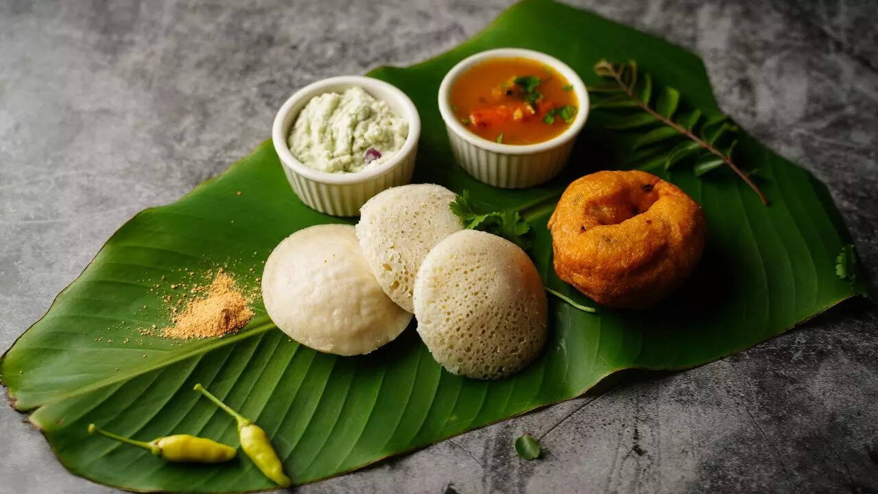 எடை இழப்புக்கு இட்லி Vs மூங் டால் சில்லா: ஒரு ஊட்டச்சத்து ஒப்பீடு