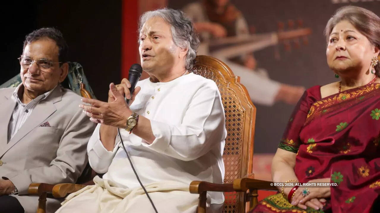 (L-R) Vinod Paul, Ustad Amjad Ali Khan, Subhalakshmi Barua (L-R) Vinod Paul, Ustad Amjad Ali Khan, Subhalakshmi Barua