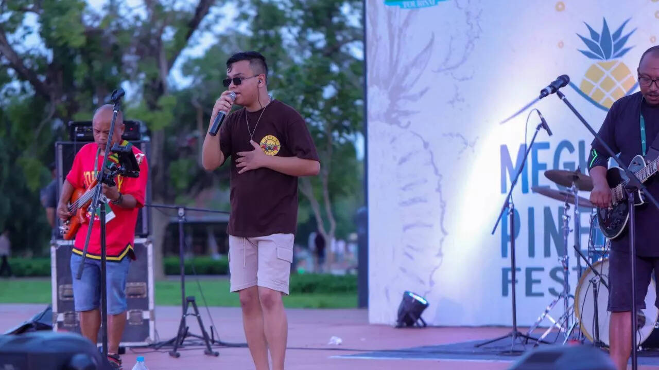 Shanchullai from Lynx band, performing at India Gate