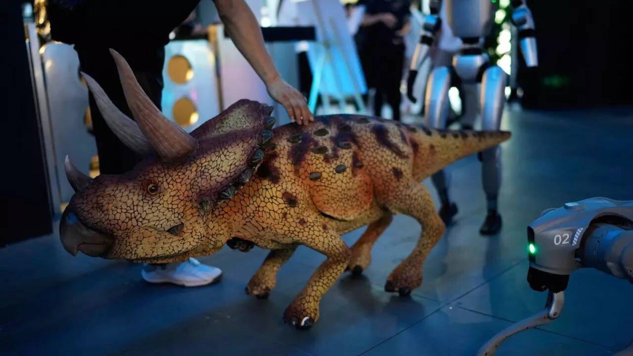 Attēls: AP Roboti kā gan produkti, gan personāls pasaules pirmajā “robotu tirdzniecības centrā” Ķīnā