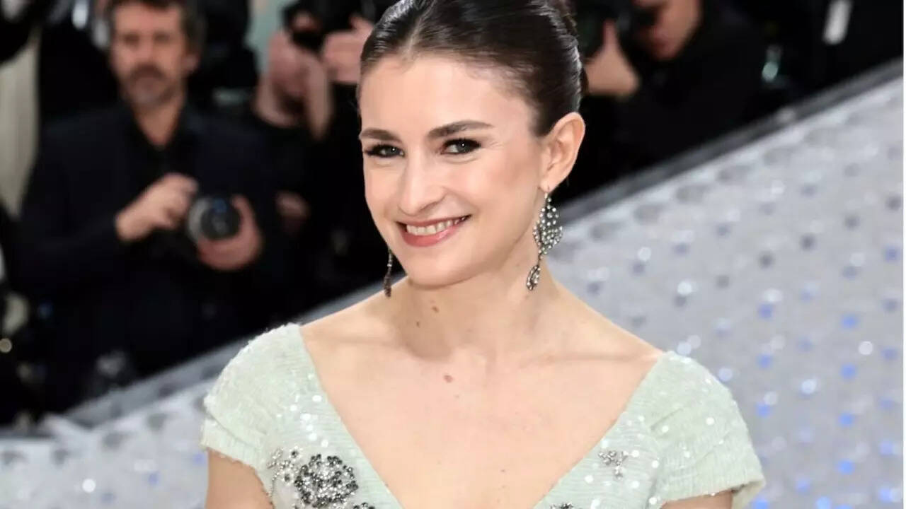 Anna Wintour next (1)