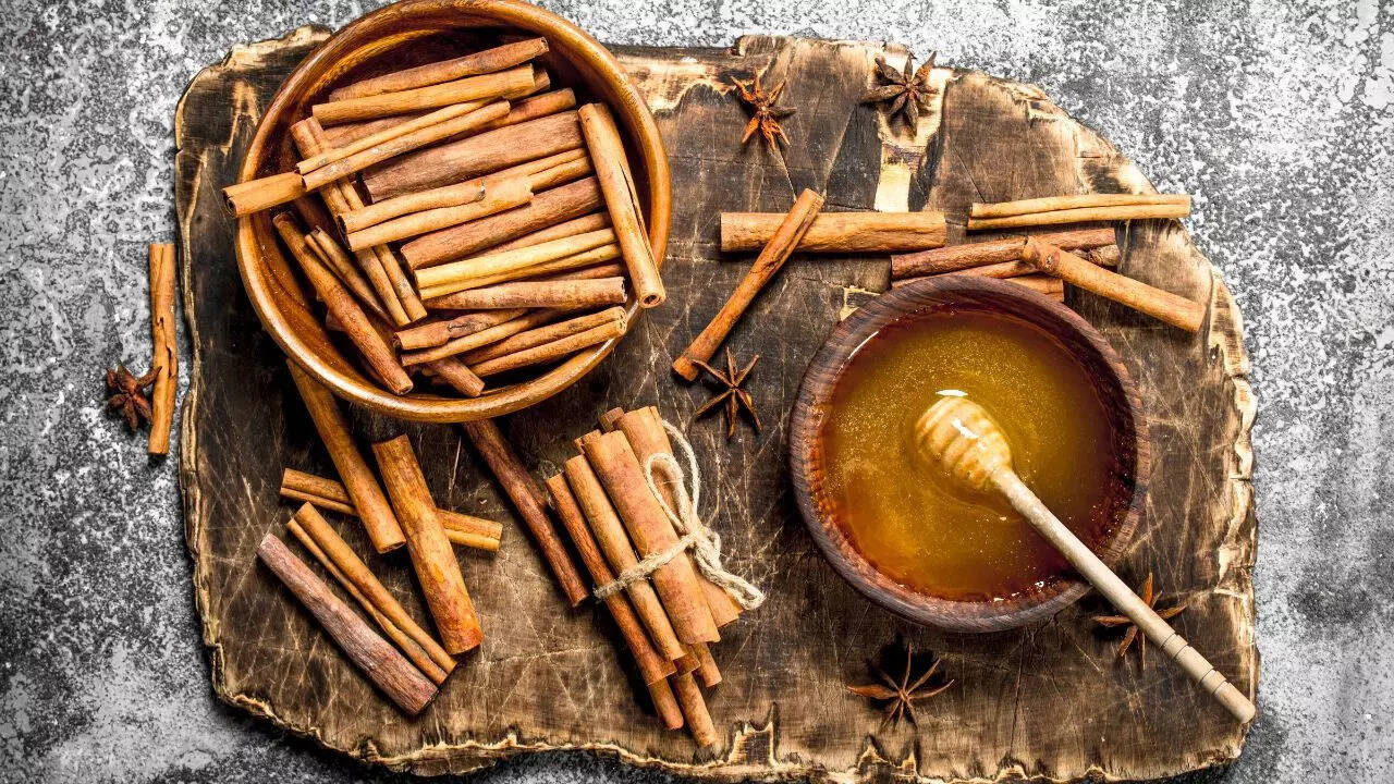 தேன் மற்றும் இலவங்கப்பட்டை முகமூடி