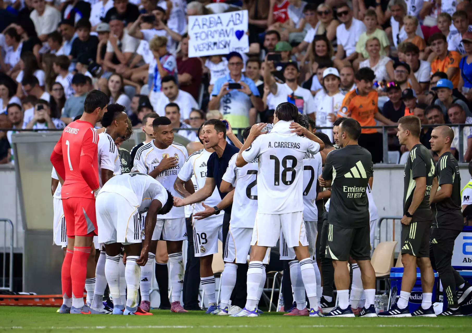 Xabi Alonso, Real Madrid Head Coach, talks with his players during a drinks break during the pre-season friendly match vs WSG Tirol (Photo by Jan Hetfleisch/Getty Images) WSG Tirol v Real Madrid CF - Pre-Season Friendly