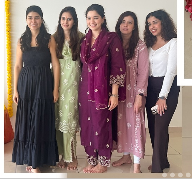Sara Tendulkar with Saaniya Chandok and other friends and family.