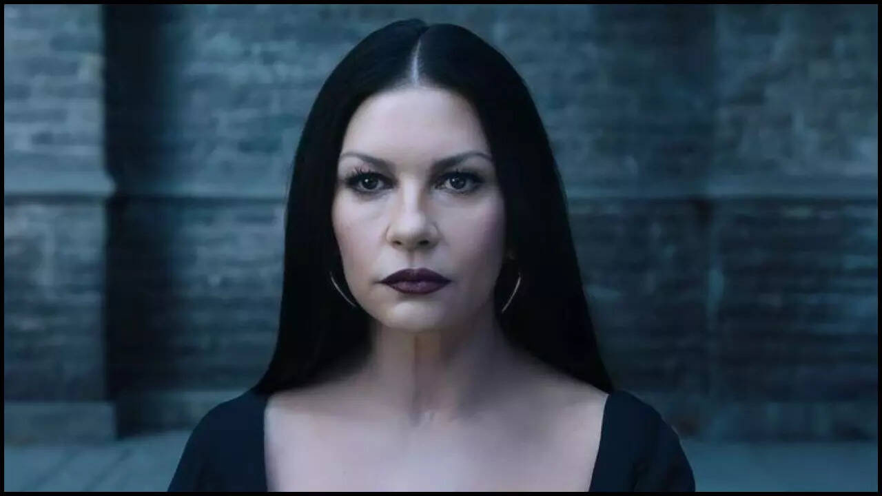 Catherine (Morticia)