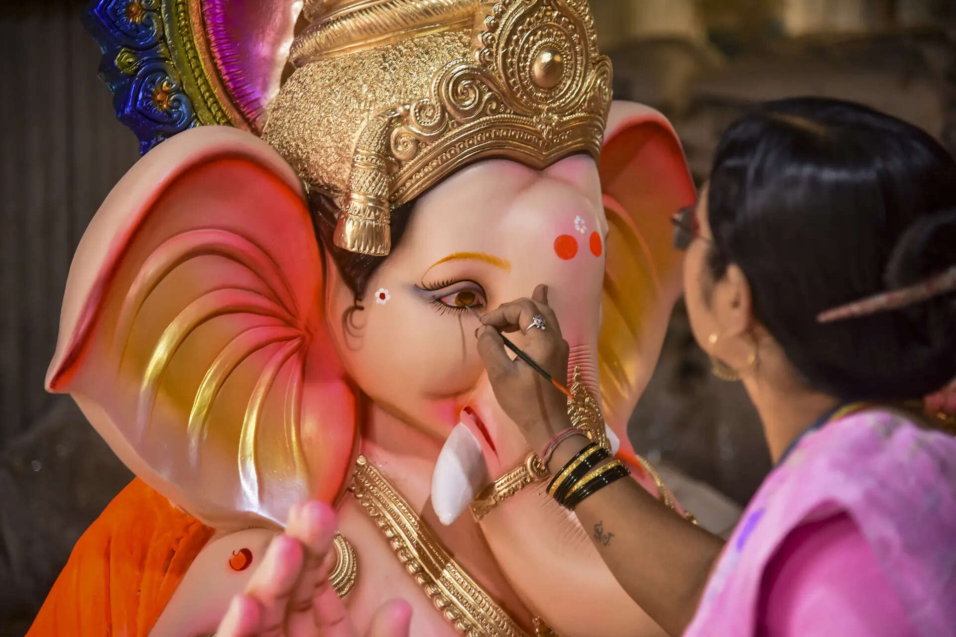 Karad: An artist gives finishing touches to an idol of Lord Ganesha ahead of Ganesh Chaturthi festival, in Karad, Maharashtra. (PTI Photo) (PTI08_08_2025_000137B) Ganesh Chaturthi preparations