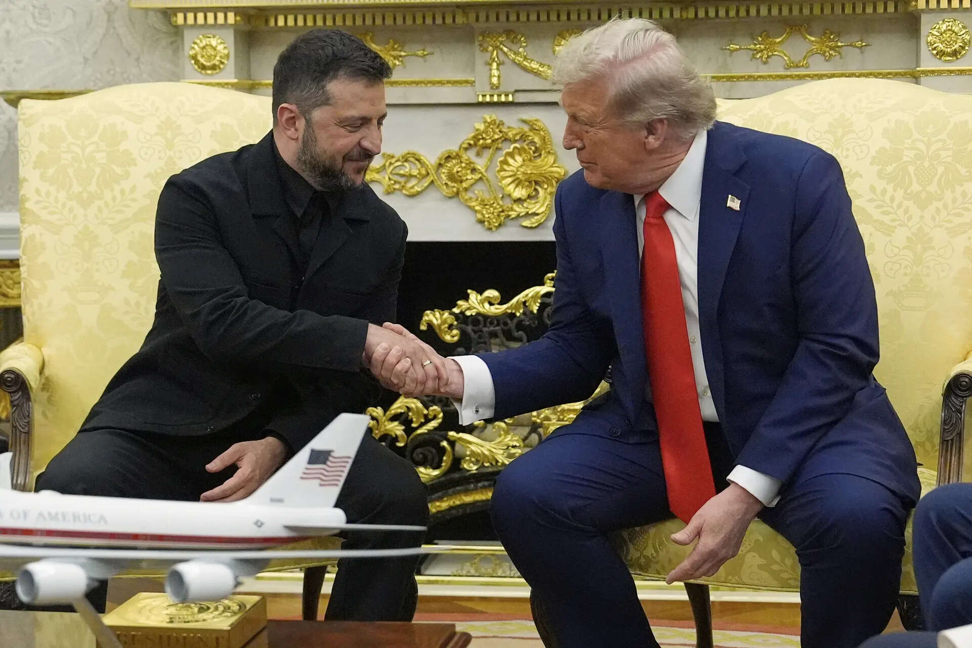 President Donald Trump meet with Ukraine's President Volodymyr Zelenskyy in the Oval Office at the White House, Monday, Aug. 18, 2025, in Washington. (AP Photo/Julia Demaree Nikhinson) The Latest: Trump says he is setting up direct meeting for Zelenskyy and Putin