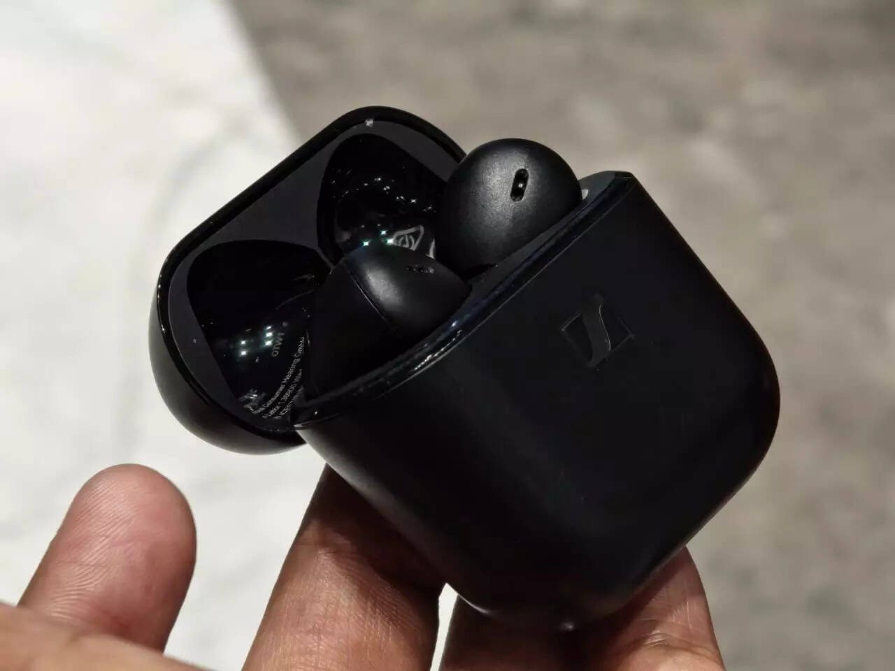 How it looks inside Sennheiser Accentum Open's case