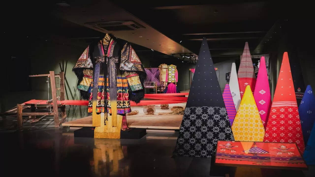 Presented at the Innovation Gallery and Textile Gallery II of the National Crafts Museum & Hastkala Academy, and supported by DC Handloom, Ministry of Textiles, this showcase brings together some of the most exciting contemporary labels working with indigenous craft and community-based practices from across India.