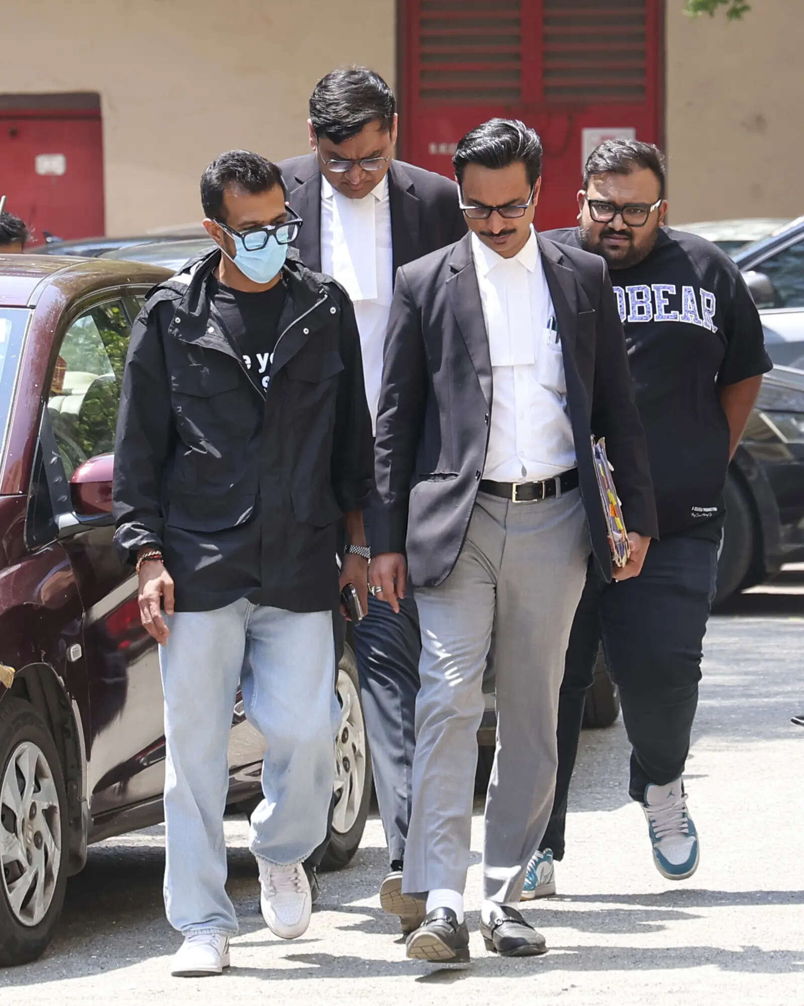 Mumbai: Críquete Yuzvendra Chahal vem usando uma máscara facial para esconder seu rosto ...
