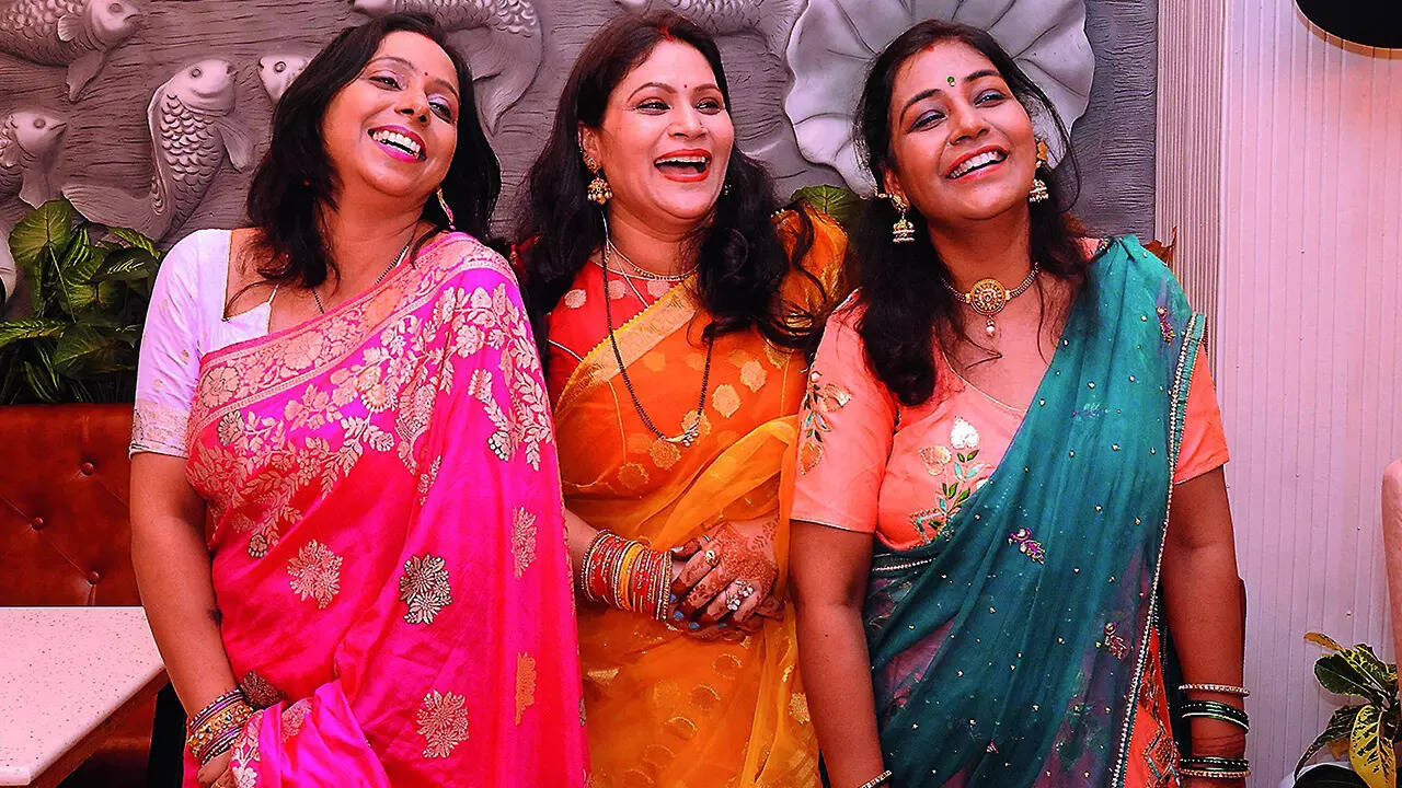 (L-R) Vameeta Gupta, Arti Shukla & Ila Gupta