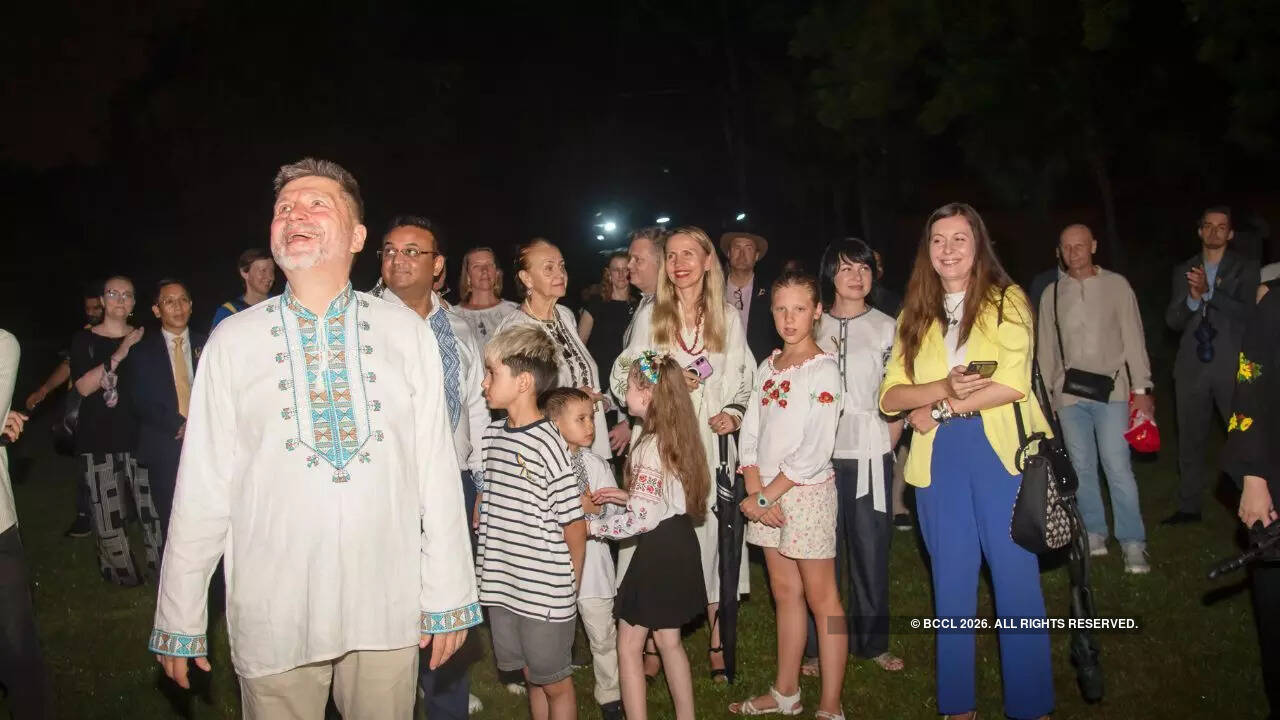Guests admiring the Qutub Minar Guests admiring the Qutub Minar
