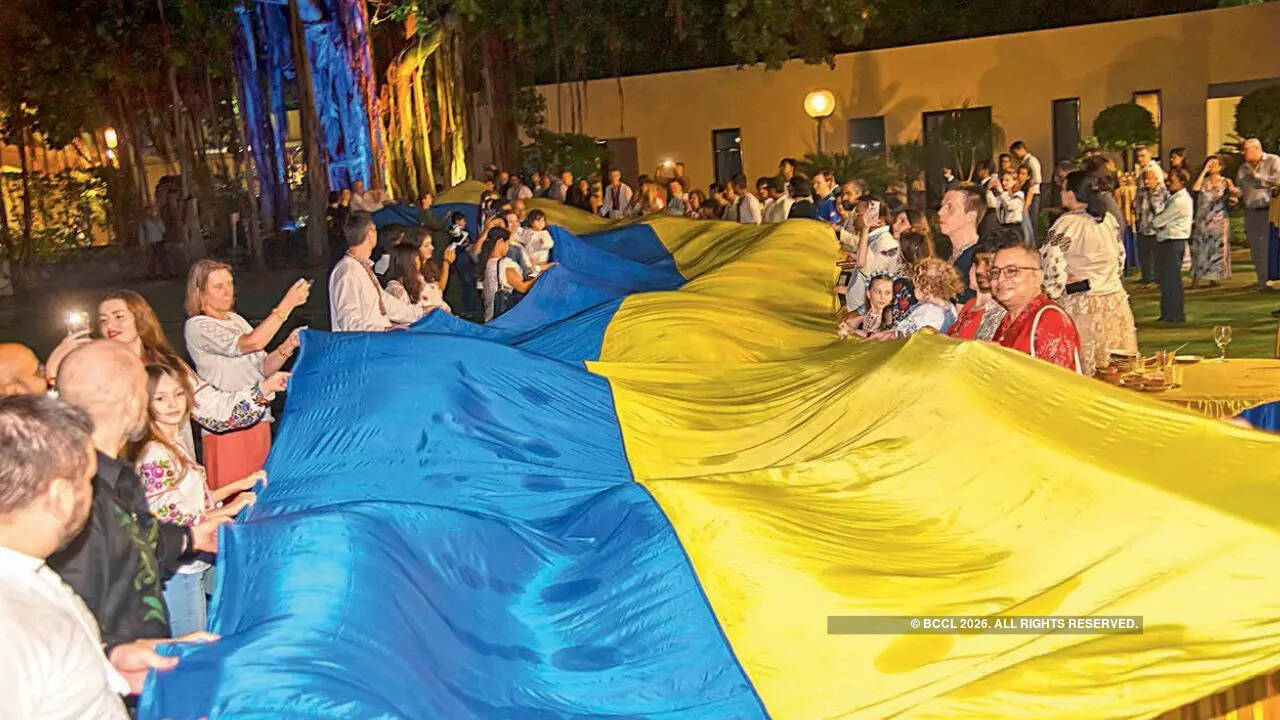 A long flag fluttered with support from Ukraine’s friends in the diplomatic circle A long flag fluttered with support from Ukraine’s friends in the diplomatic circle
