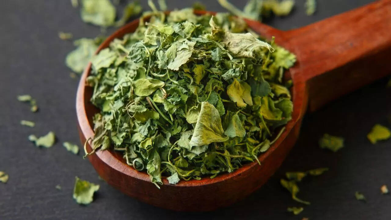 முடி தடிமன் மற்றும் பிரகாசத்திற்கான மெதி (வெந்தயம்) விதைகள்