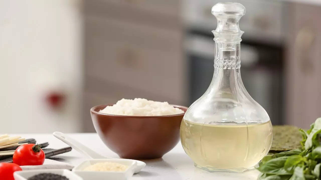 கழிப்பறை சுத்தம் செய்ய வினிகர் ஏன் நன்றாக வேலை செய்கிறார்