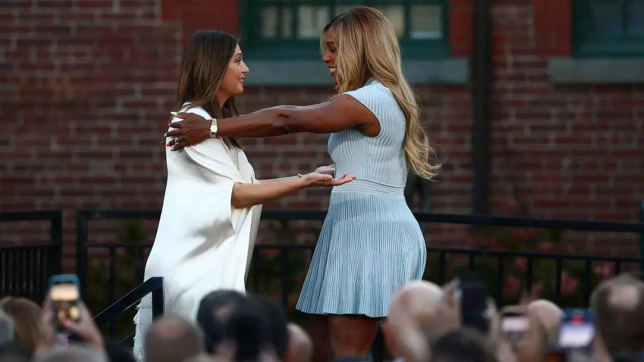 Serena Williams surprises crowd to introduce Maria Sharapova at Hall of Fame (@TennisHalloFame on X)