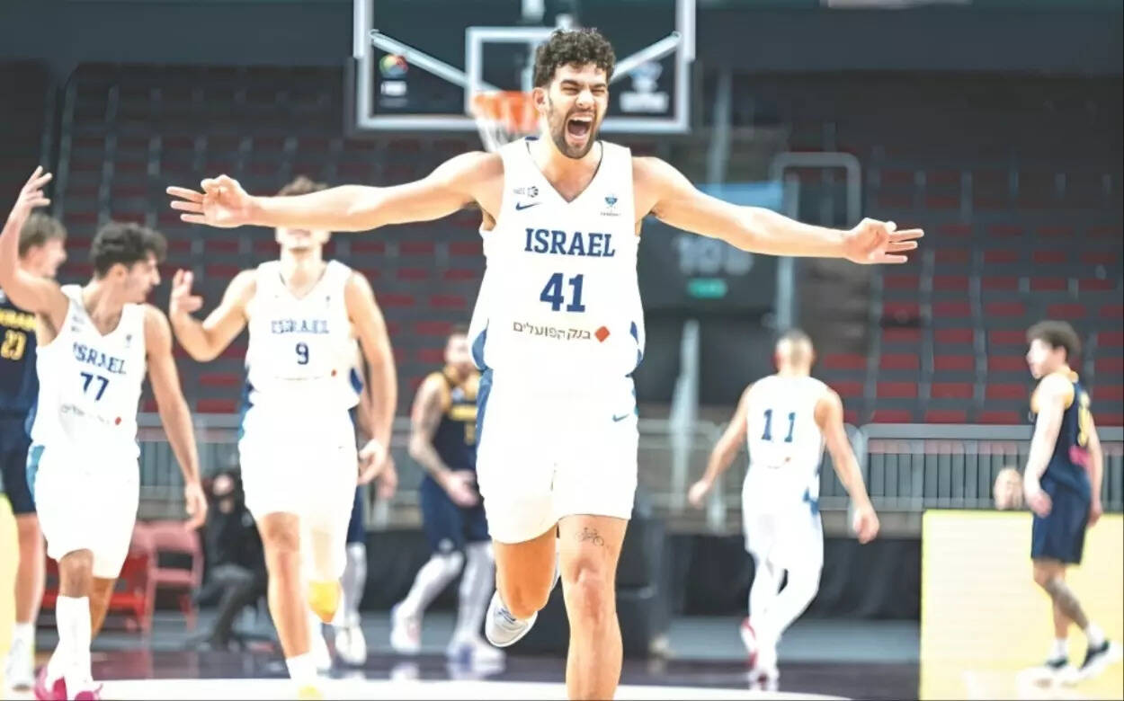 Israeli basketball team in action (Image via FIBA)