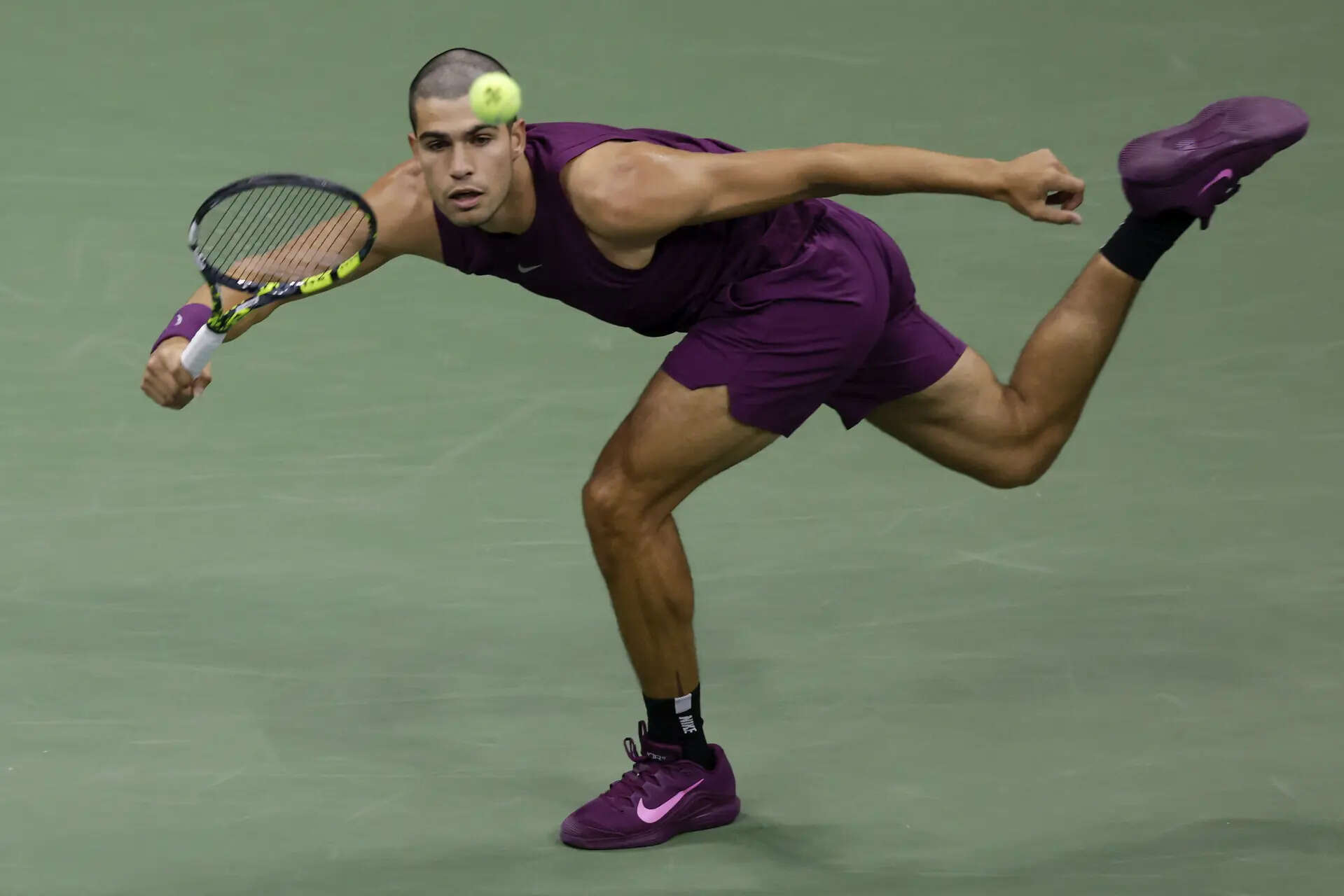 Still sporting his accidental buzz cut, Carlos Alcaraz wins easily at the US Open