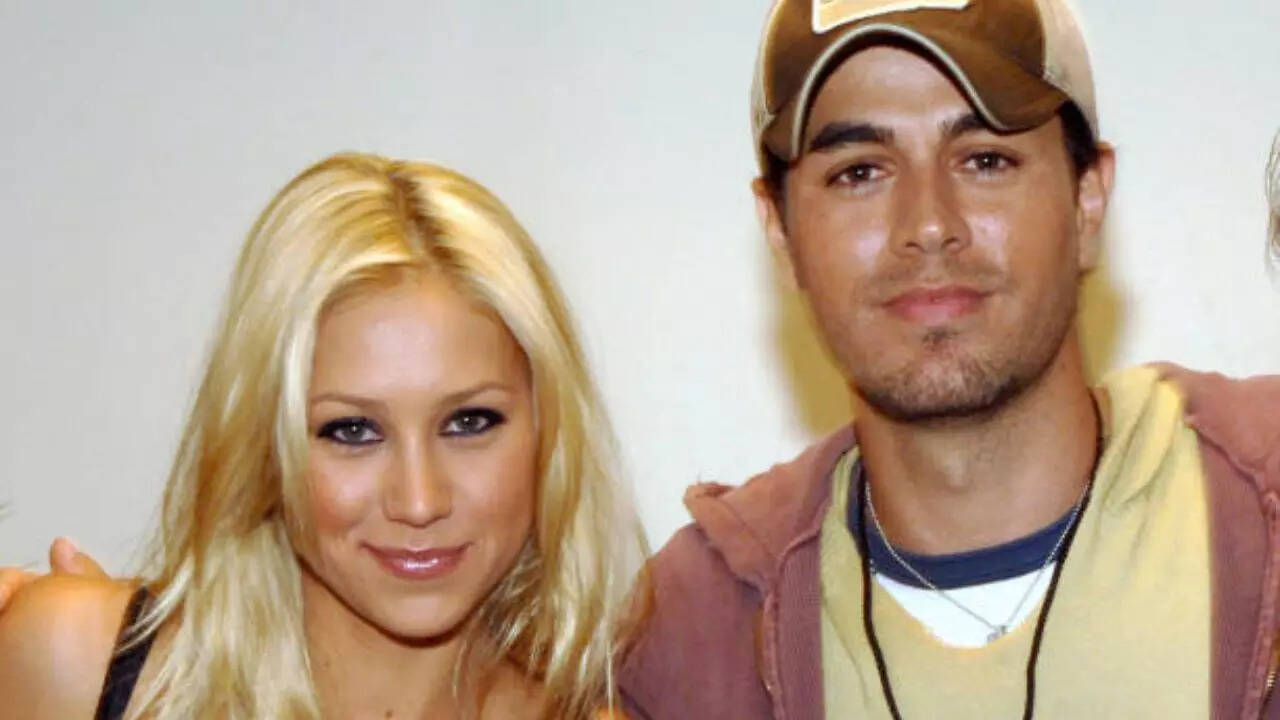 She met Iglesias, a Spanish singer-songwriter in 2001