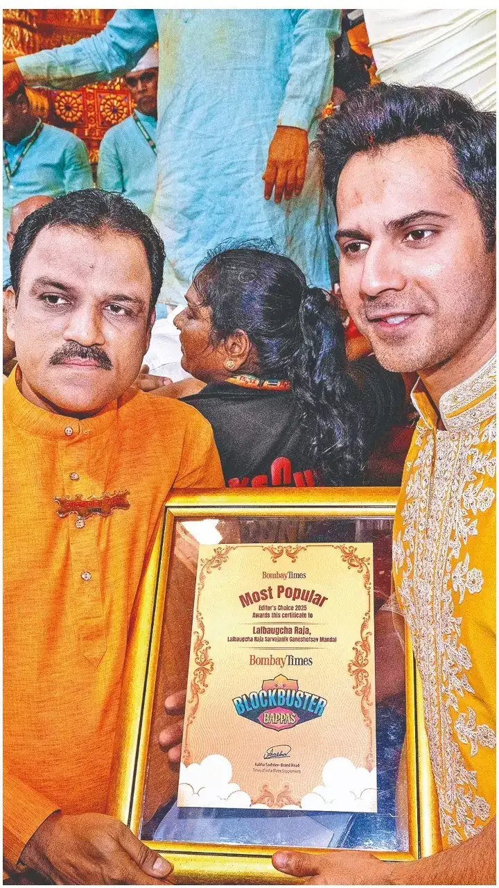 Varun Dhawan presents the Bombay Times Blockbuster Bappas certificate to Balasaheb Sudam Kamble, President, Lalbaugcha Raja Sarvajanik Ganeshotsav Mandal