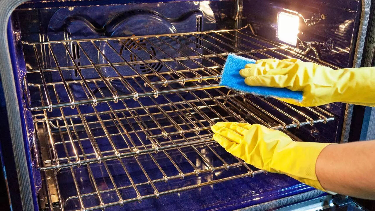 How this quick oven and pan cleaning trick works