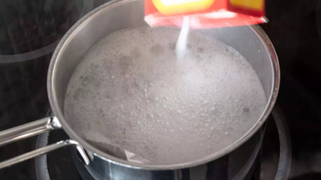 வெற்று நீரில் கொதிப்பதை விட பேக்கிங் சோடா ஏன் சிறப்பாக செயல்படுகிறது