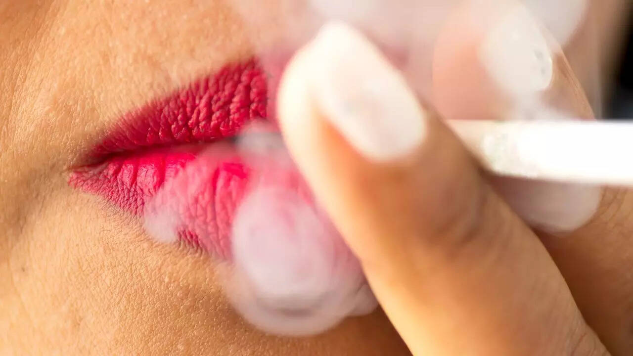 How long does it take for smoking to darken lips, and can it improve