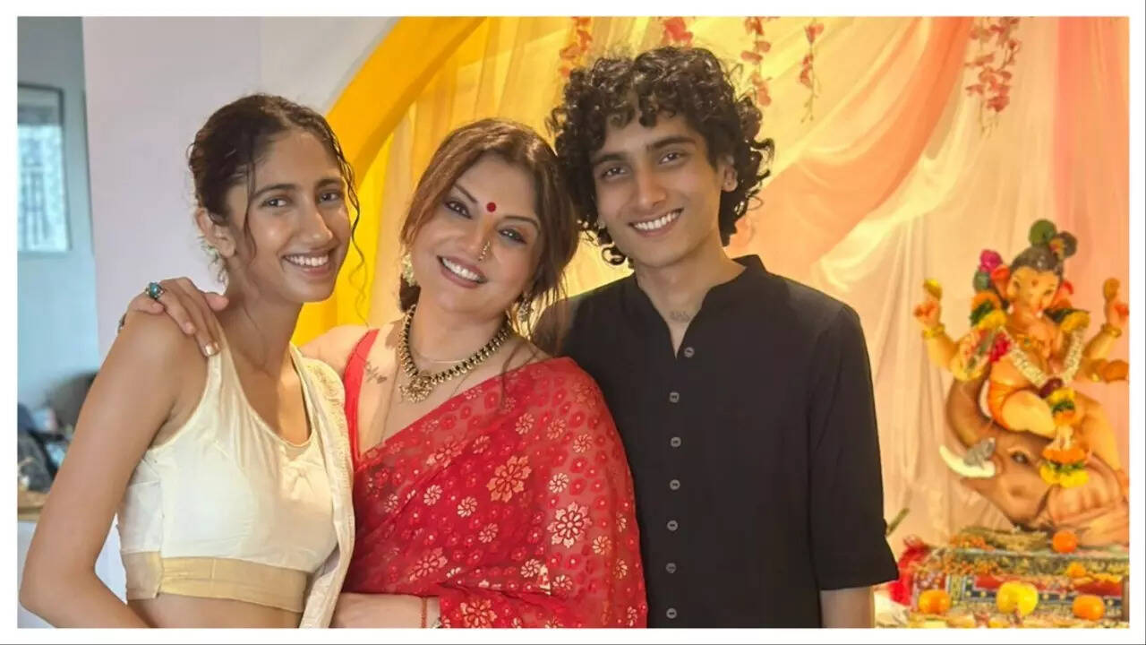 Dipshikkha with Vidhika and Vivaan celebrating Ganesh Chaturthi