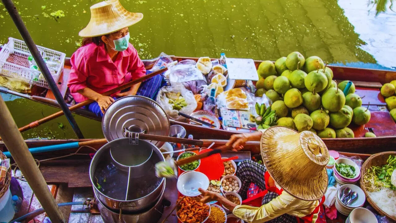 Vendors in Damnoen Saduak Floating Market