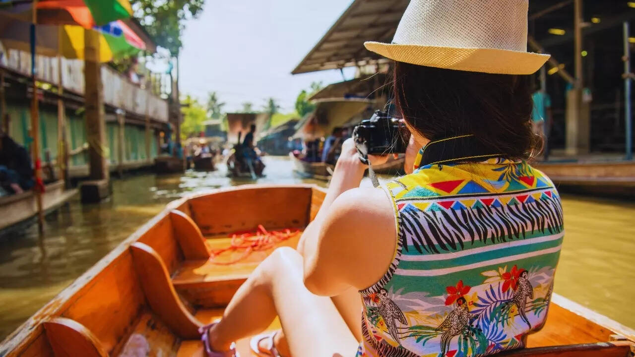 Tourist in Damnoen Saduak Floating Market