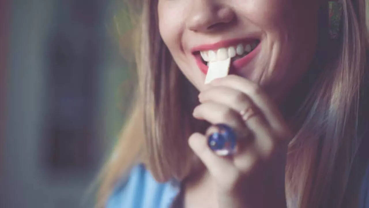 Does chewing gum help get a snatched jawline?