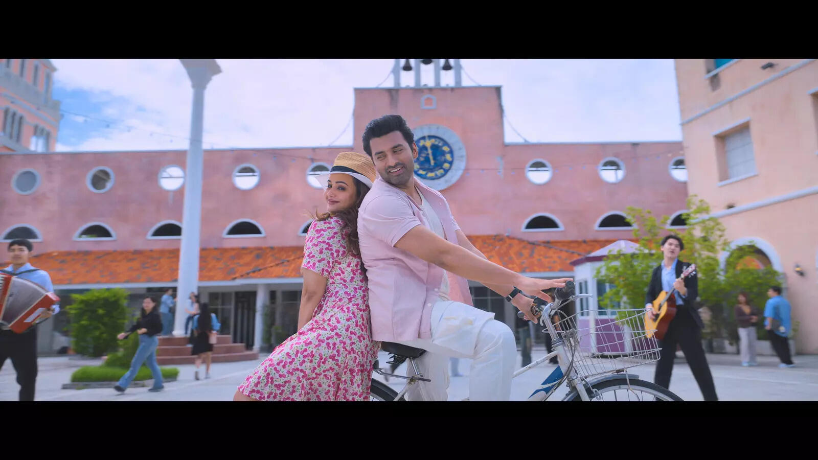 SONG_DEWANA_BANAICHE_UHD.00_00_46_06.Still004
