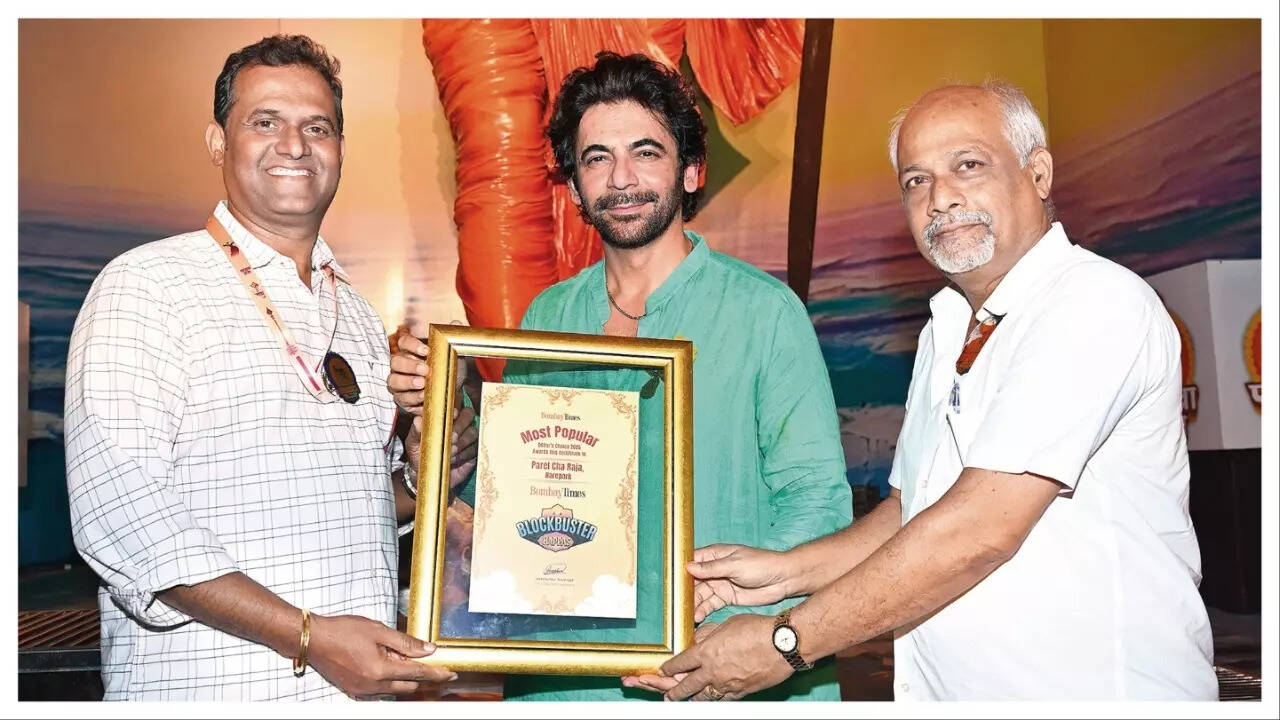 Sunil presents the Bombay Times Blockbuster Bappas certificate to trustee Minar Natalkar and advisor Sudhakar Korgaonkar (BCCL/Prathamesh Bandekar)