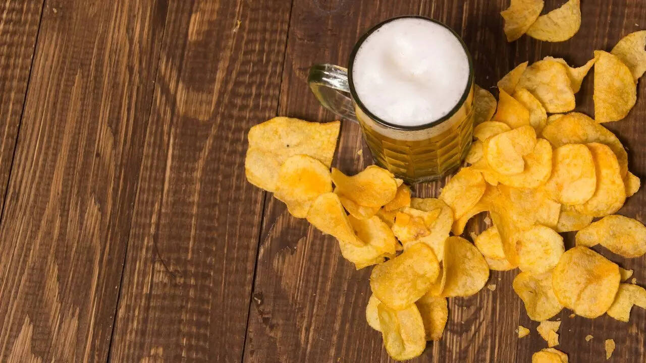 Salty foods with alcohol: Dehydration and overconsumption
