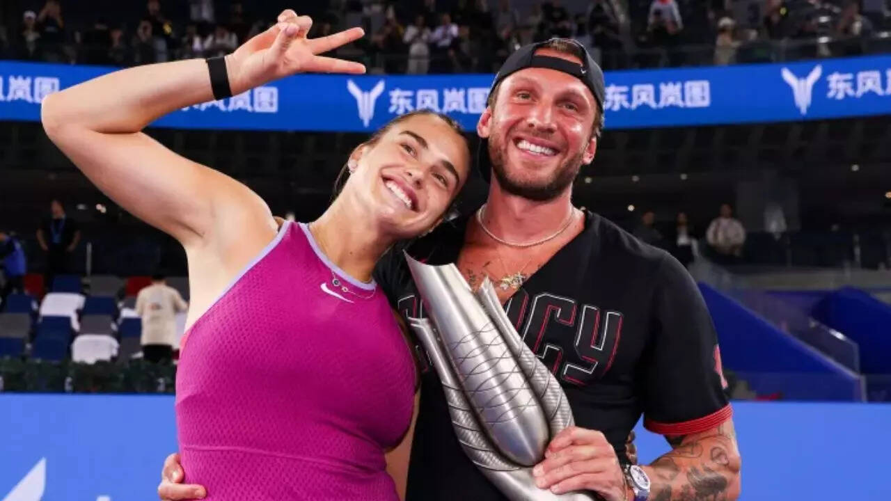 Aryna Sabalenka with Georgios Frangulis. Image via: VCG/VCG via Getty Images Aryna Sabalenka with Georgios Frangulis