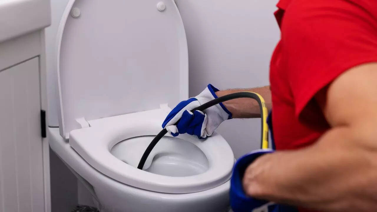 Step-by-step guide to clean yellow toilet stains using ice