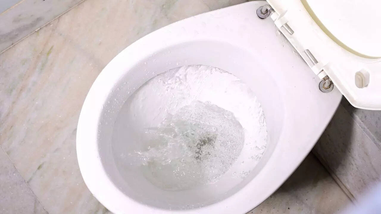 Benefits of the ice cube method for toilet stain removal
