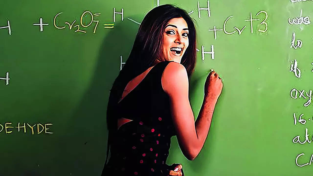 Sushmita Sen played a teacher in Main Hoon Na